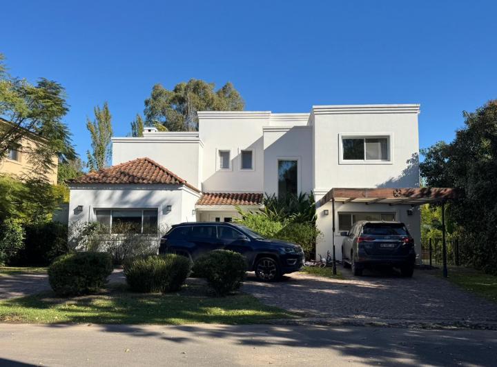 Casa · 250m² · 6 Ambientes · 3 Cocheras