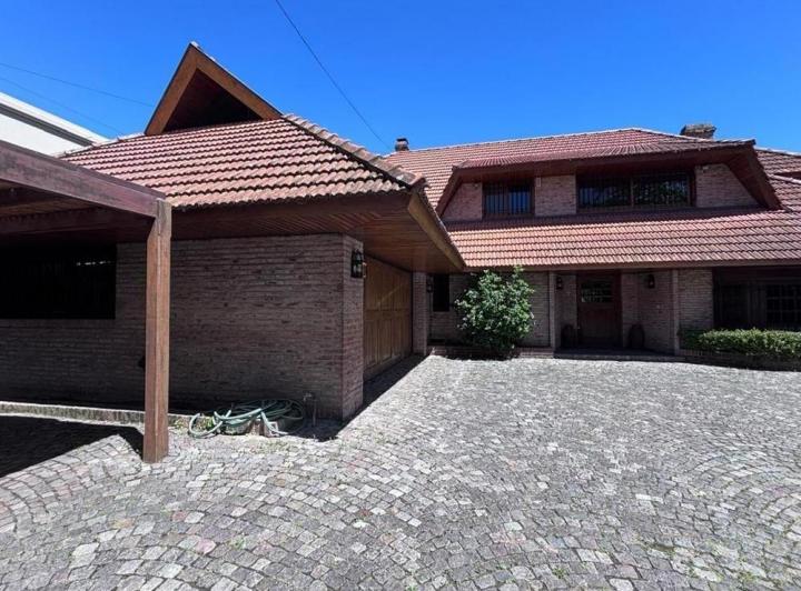 Casa · 450m² · 6 Ambientes · 2 Cocheras