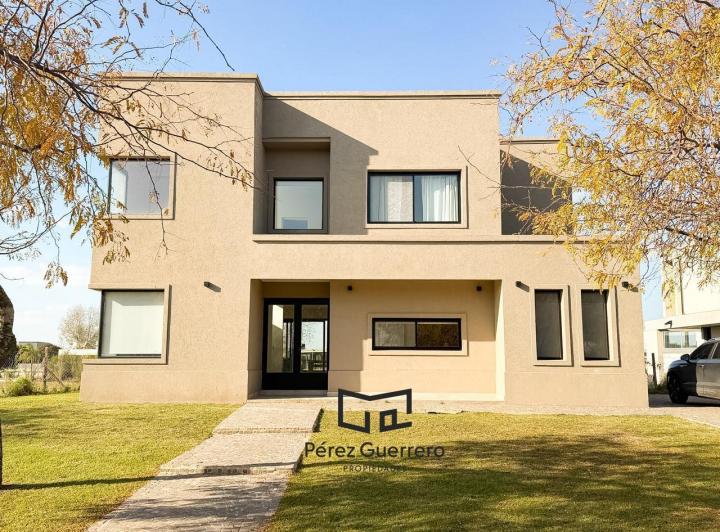 Casa · 226m² · 7 Ambientes · 2 Cocheras