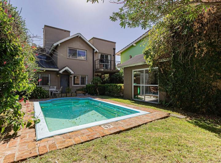 Casa · 160m² · 6 Ambientes · 4 Cocheras