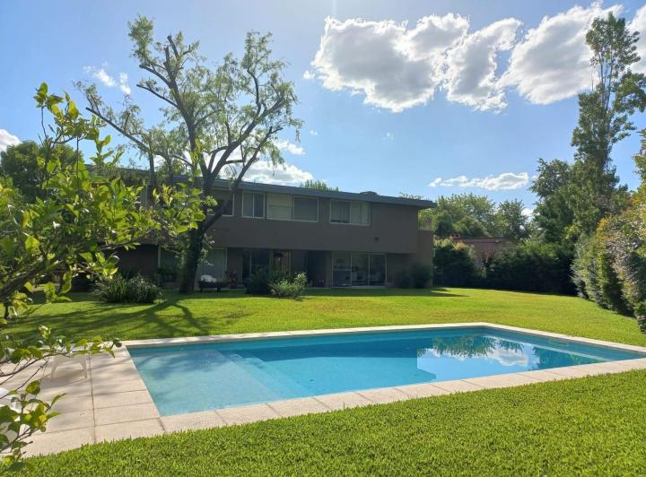 Casa · 255m² · 6 Ambientes · 4 Cocheras