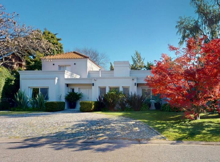 Casa · 246m² · 5 Ambientes · 3 Cocheras