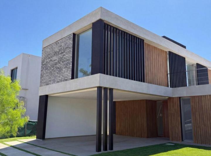 Casa · 230m² · 5 Ambientes · 2 Cocheras