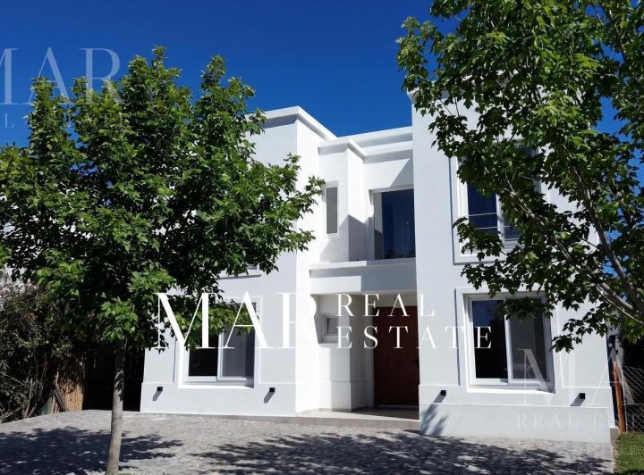 Casa · 275m² · 6 Ambientes · 2 Cocheras