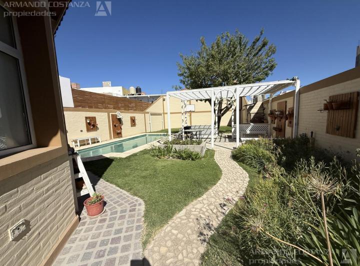 Casa · 277m² · 7 Ambientes · 1 Cochera