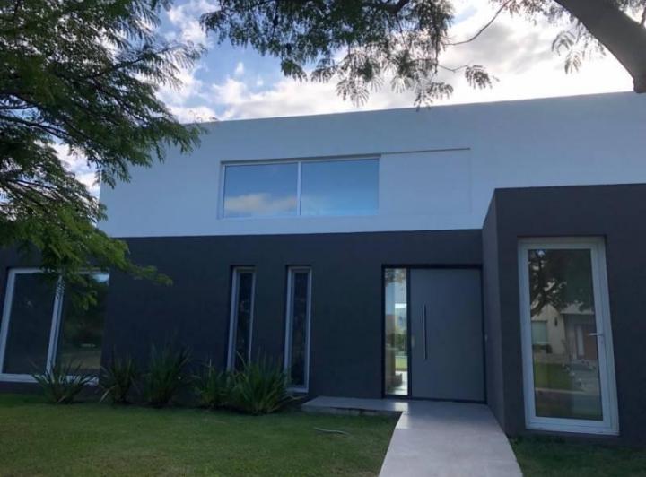 Casa · 230m² · 3 Dormitorios