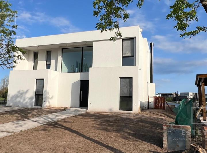 Casa · 250m² · 8 Ambientes · 2 Cocheras