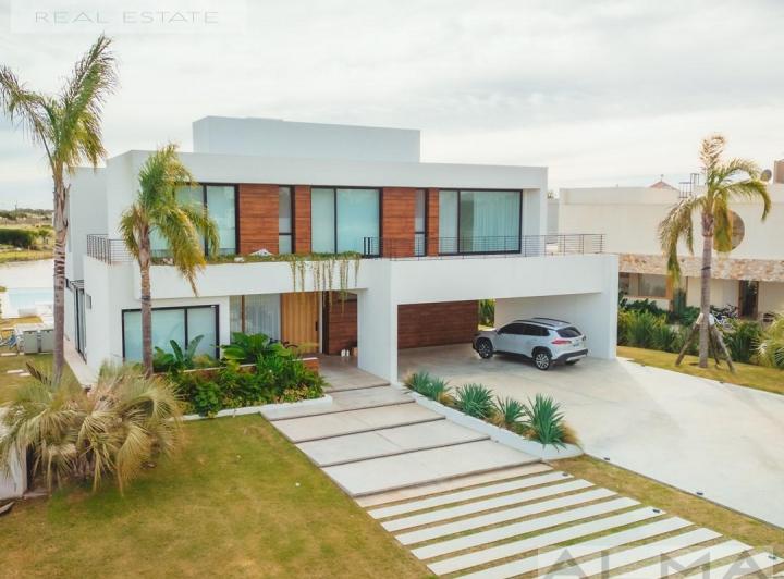 Casa · 355m² · 7 Ambientes · 2 Cocheras