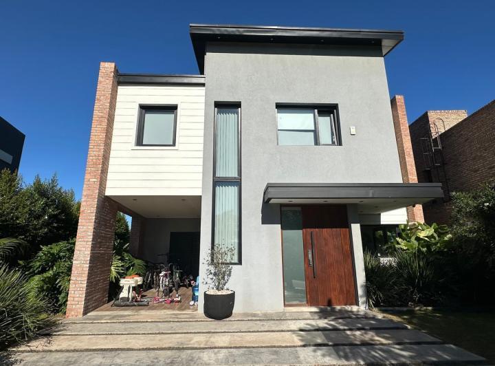 Casa · 200m² · 4 Ambientes · 3 Cocheras