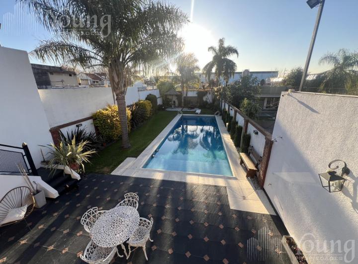 Casa · 180m² · 5 Ambientes · 3 Cocheras