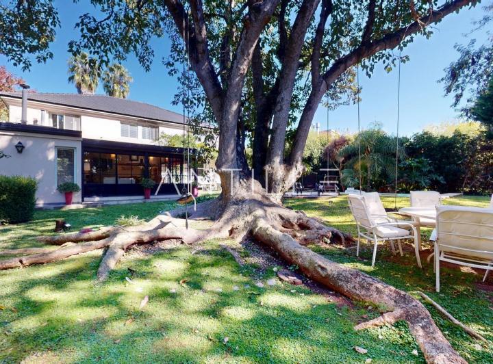 Casa · 329m² · 6 Ambientes · 1 Cochera
