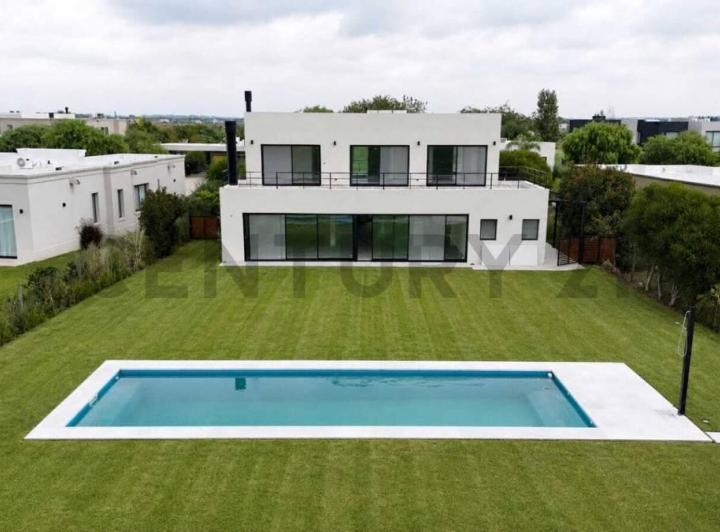 Casa · 305m² · 7 Ambientes · 4 Cocheras