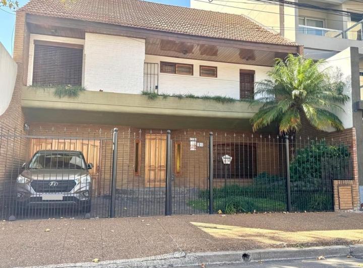 Casa · 240m² · 4 Ambientes · 3 Cocheras