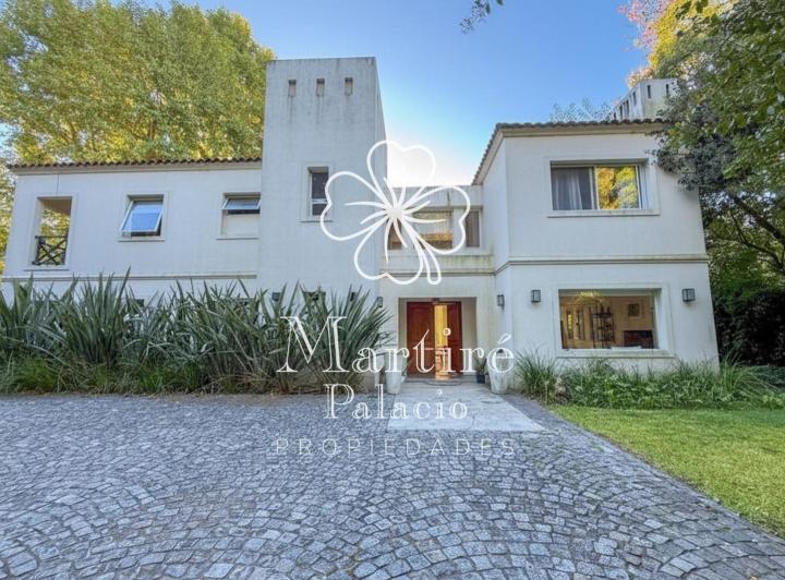 Casa · 250m² · 6 Ambientes · 2 Cocheras