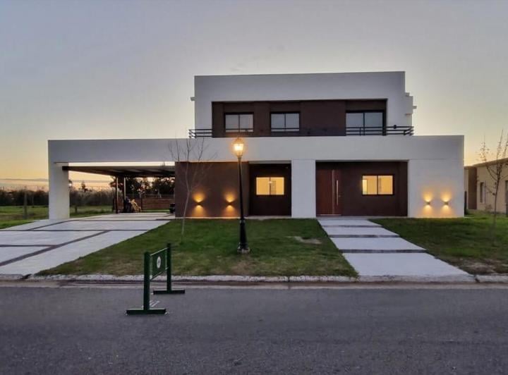 Casa · 171m² · 5 Ambientes · 4 Cocheras