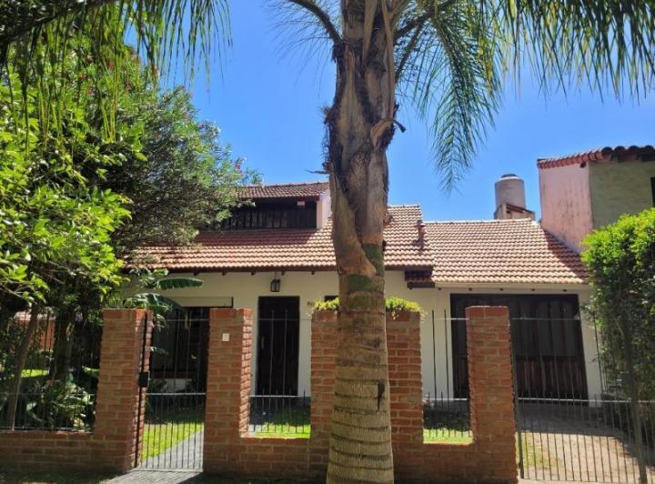 Casa · 130m² · 4 Ambientes · 2 Cocheras