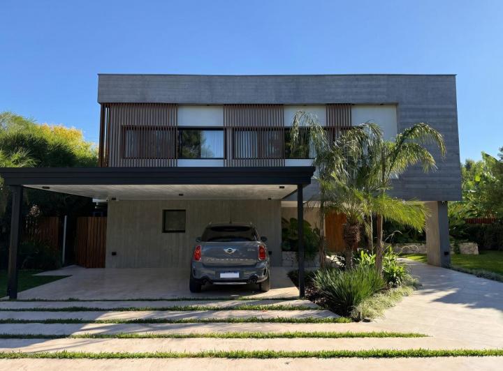 Casa · 420m² · 8 Ambientes · 3 Cocheras