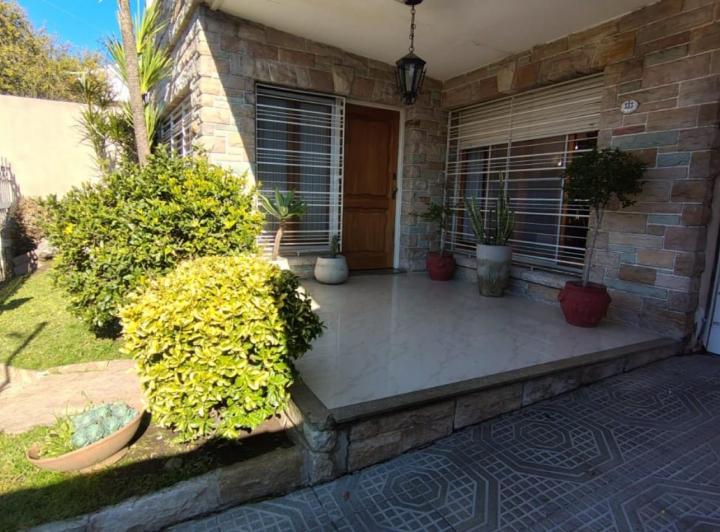 Casa · 294m² · 5 Ambientes · 3 Cocheras