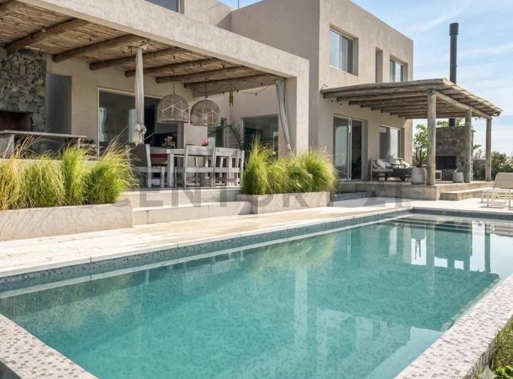 Casa · 200m² · 5 Ambientes · 4 Cocheras