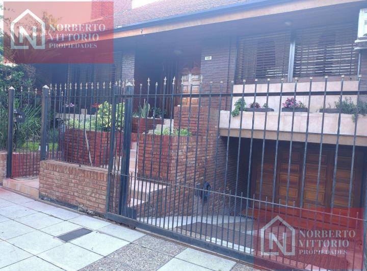 Casa · 359m² · 7 Ambientes · 3 Cocheras