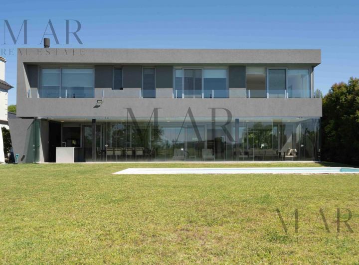 Casa · 590m² · 7 Ambientes · 6 Cocheras