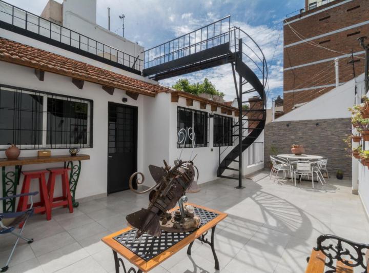 Casa · 260m² · 8 Ambientes · 1 Cochera