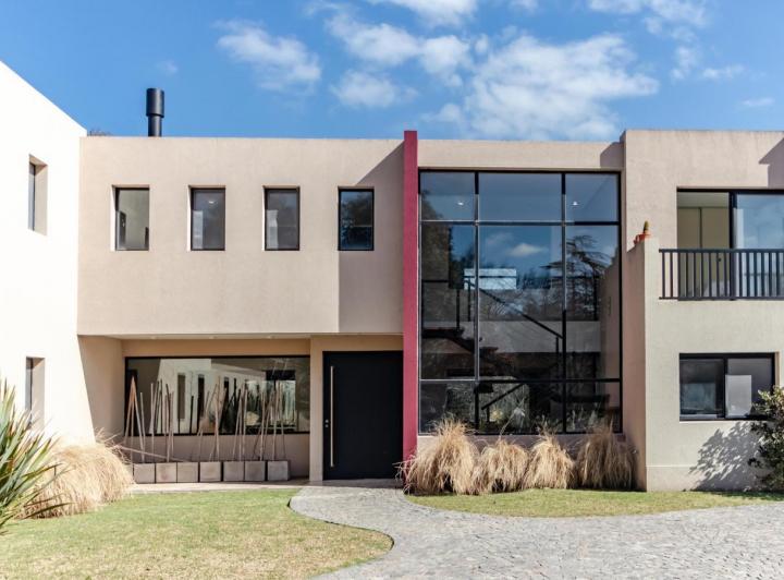 Casa · 418m² · 6 Ambientes · 1 Cochera