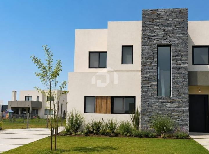 Casa · 200m² · 5 Ambientes · 2 Cocheras