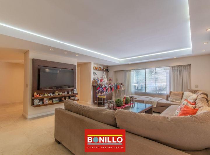 Casa · 528m² · 6 Ambientes · 6 Cocheras