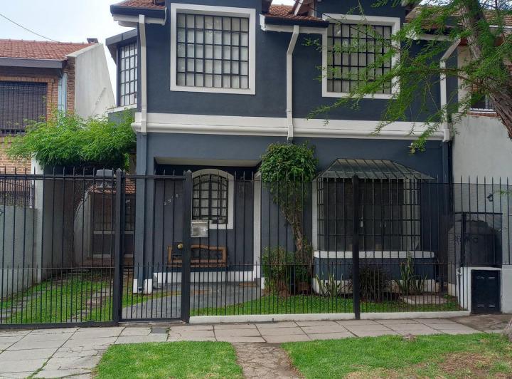 Casa · 160m² · 4 Ambientes · 2 Cocheras