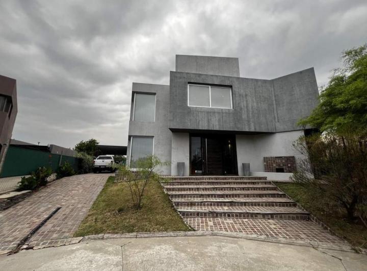 Casa · 300m² · 3 Ambientes