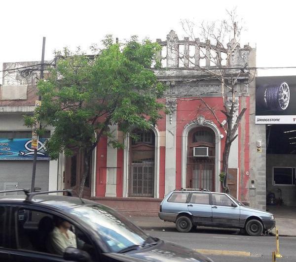 Terreno · 600m² · 8 Ambientes