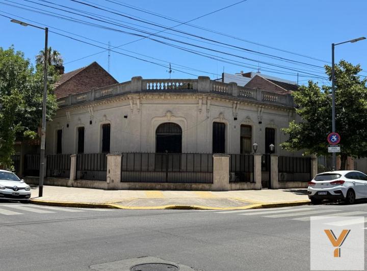 Terreno · 250m² · 6 Ambientes