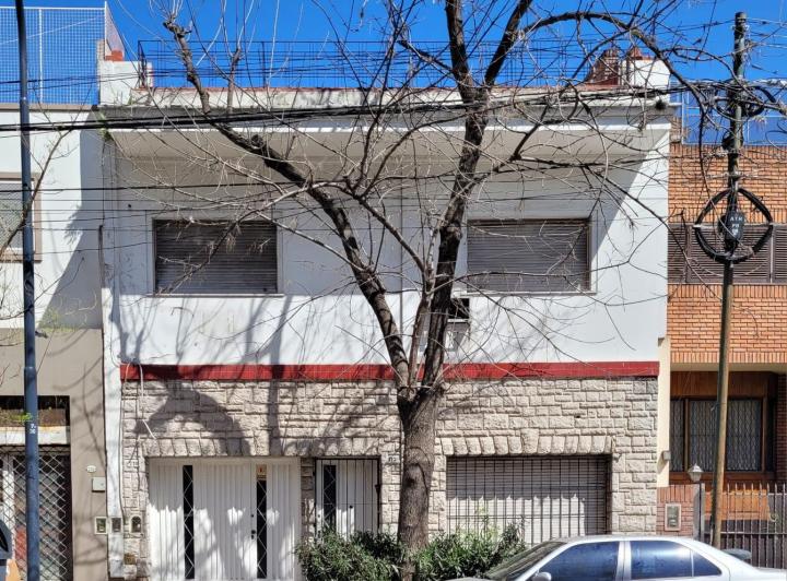 Terreno · 240m² · 6 Ambientes · 1 Cochera