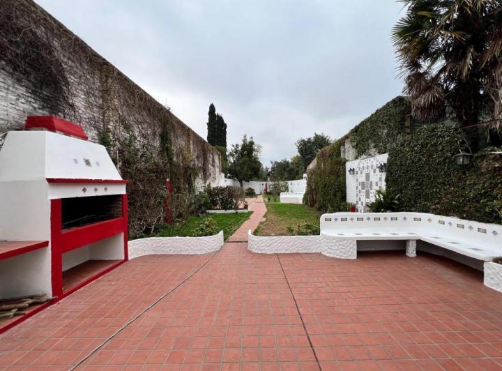 Terreno · 220m² · 8 Ambientes · 1 Cochera