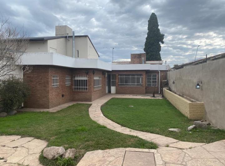 Terreno · 230m² · 6 Ambientes · 2 Cocheras
