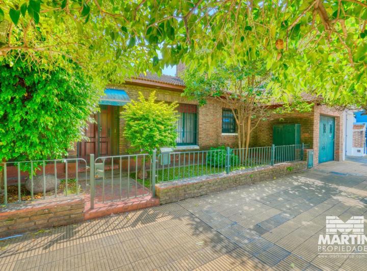 Terreno · 180m² · 5 Ambientes · 2 Cocheras