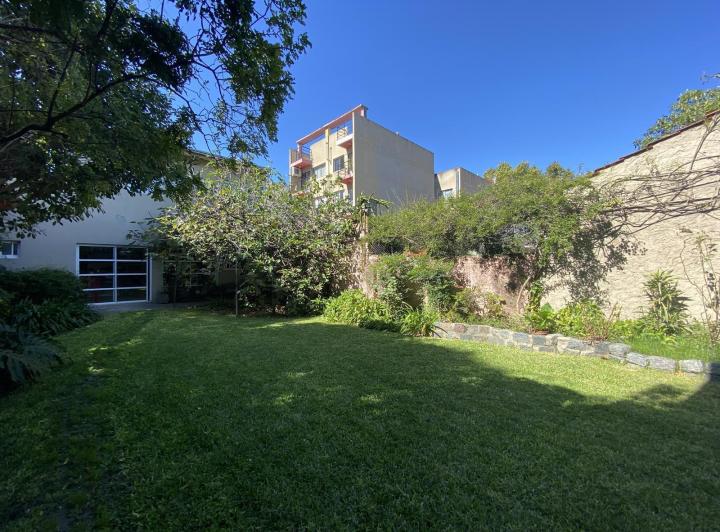 Terreno · 210m² · 4 Ambientes · 2 Cocheras