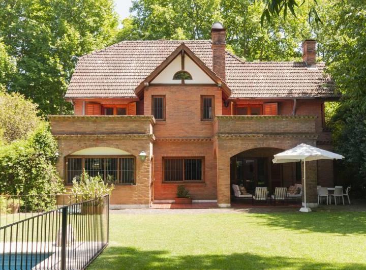 Terreno · 330m² · 7 Ambientes · 2 Cocheras
