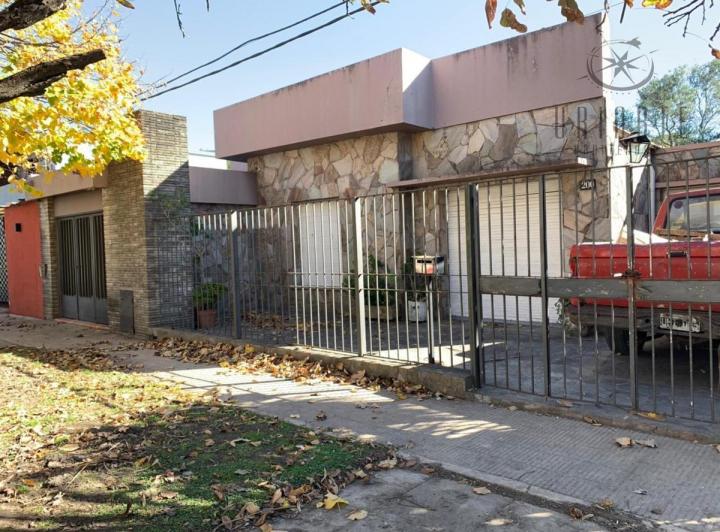 Terreno · 80m² · 5 Ambientes · 2 Cocheras