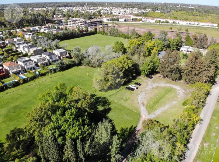 Terreno · 900m² · 11 Ambientes · 42 Cocheras