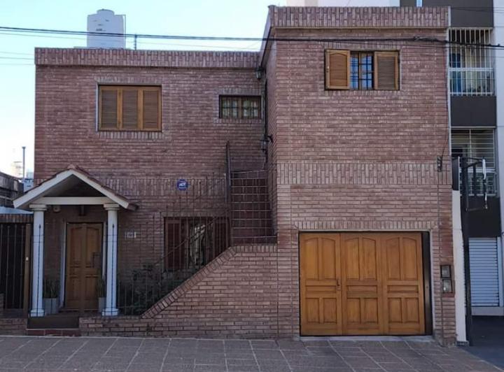 Terreno · 180m² · 5 Ambientes