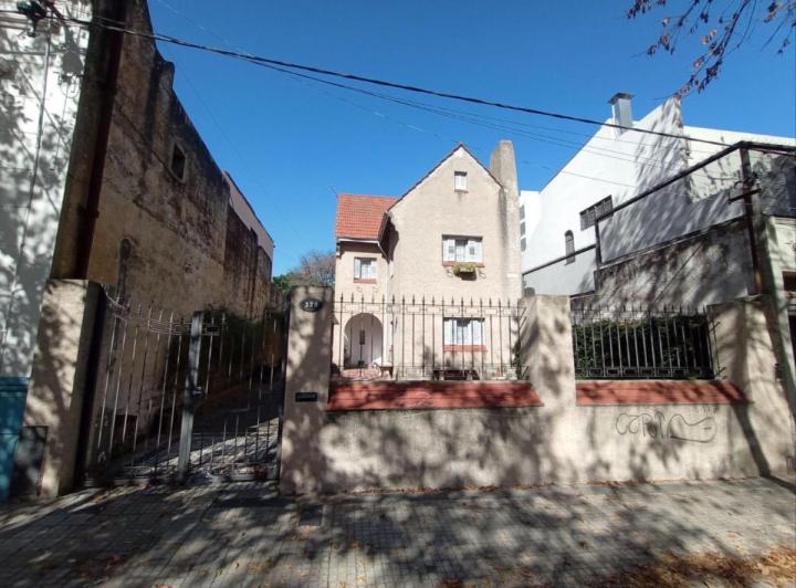 Terreno · 200m² · 5 Ambientes · 2 Cocheras