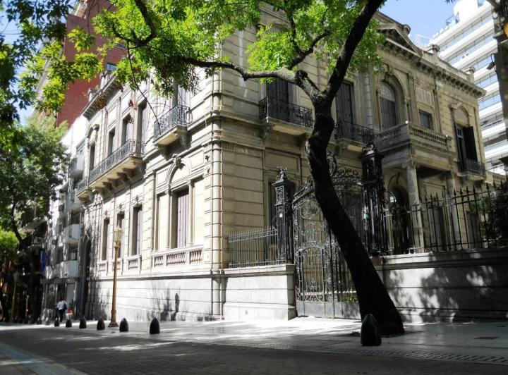 Terreno · 1590m² · 25 Ambientes · 10 Cocheras