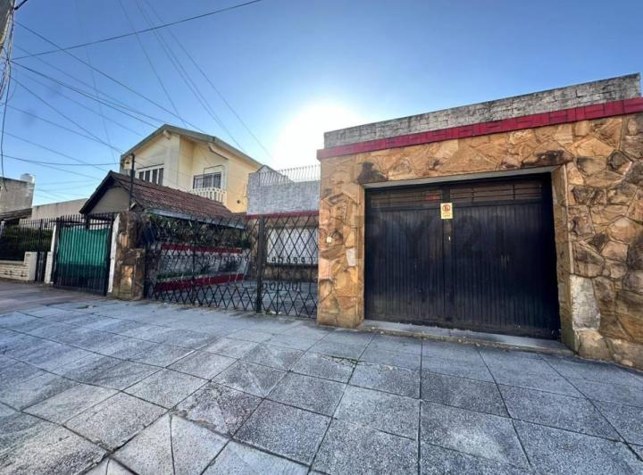 Terreno · 180m² · 4 Ambientes · 1 Cochera
