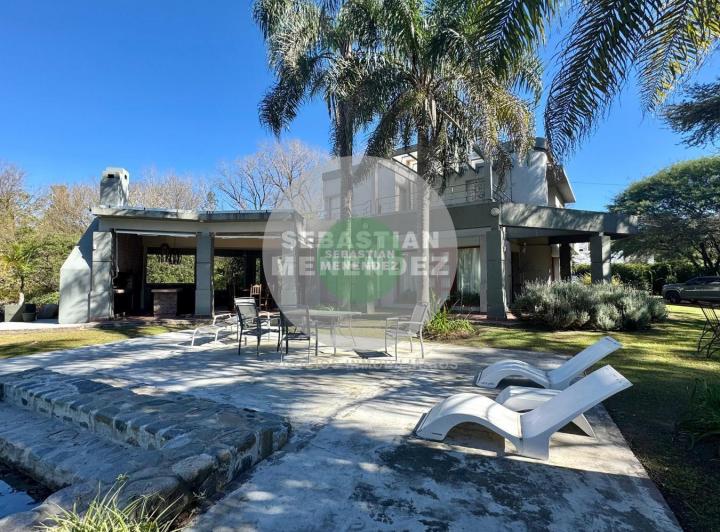 Terreno · 403m² · 9 Ambientes · 2 Cocheras