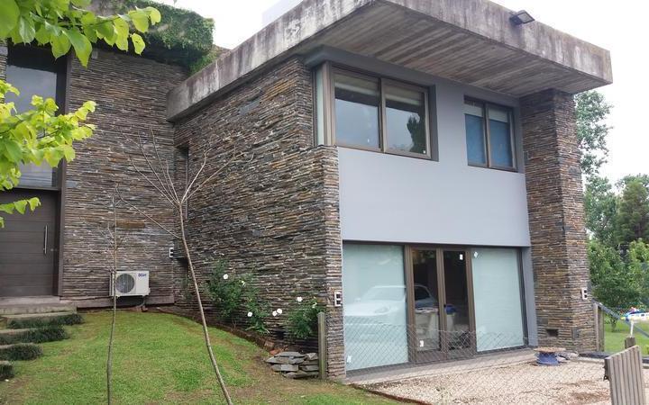 Terreno · 1800m² · 7 Ambientes · 2 Cocheras
