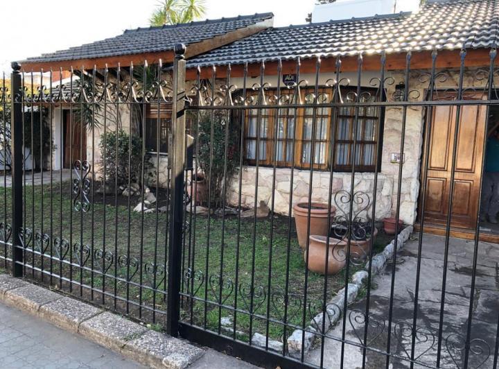 Casa · 240m² · 4 Ambientes · 2 Cocheras