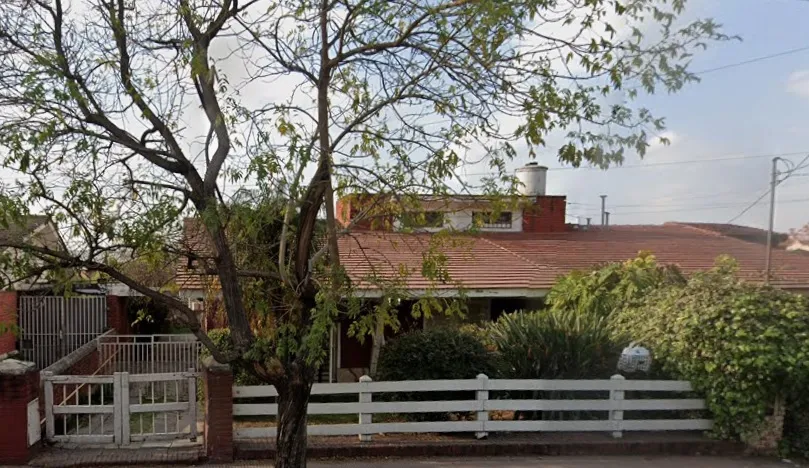 Vendo casa sobre Av Santa Ana, recibo menor