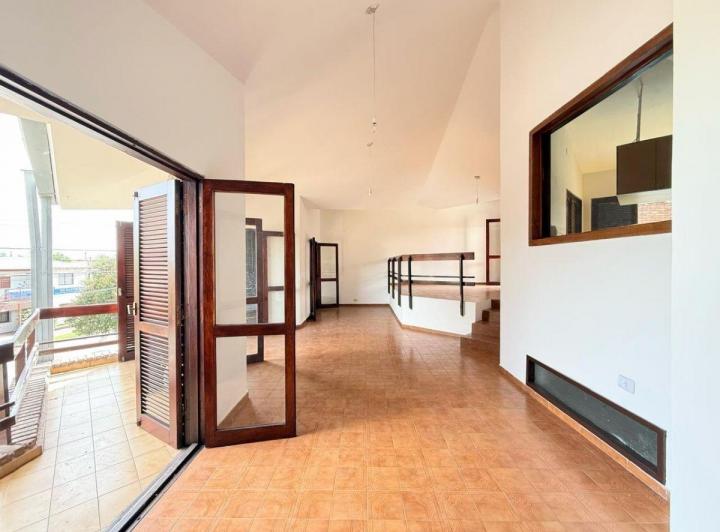 Casa · 350m² · 8 Ambientes · 3 Cocheras